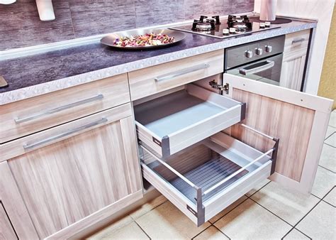 Новое решение - выдвижные столы для кухонной мебели